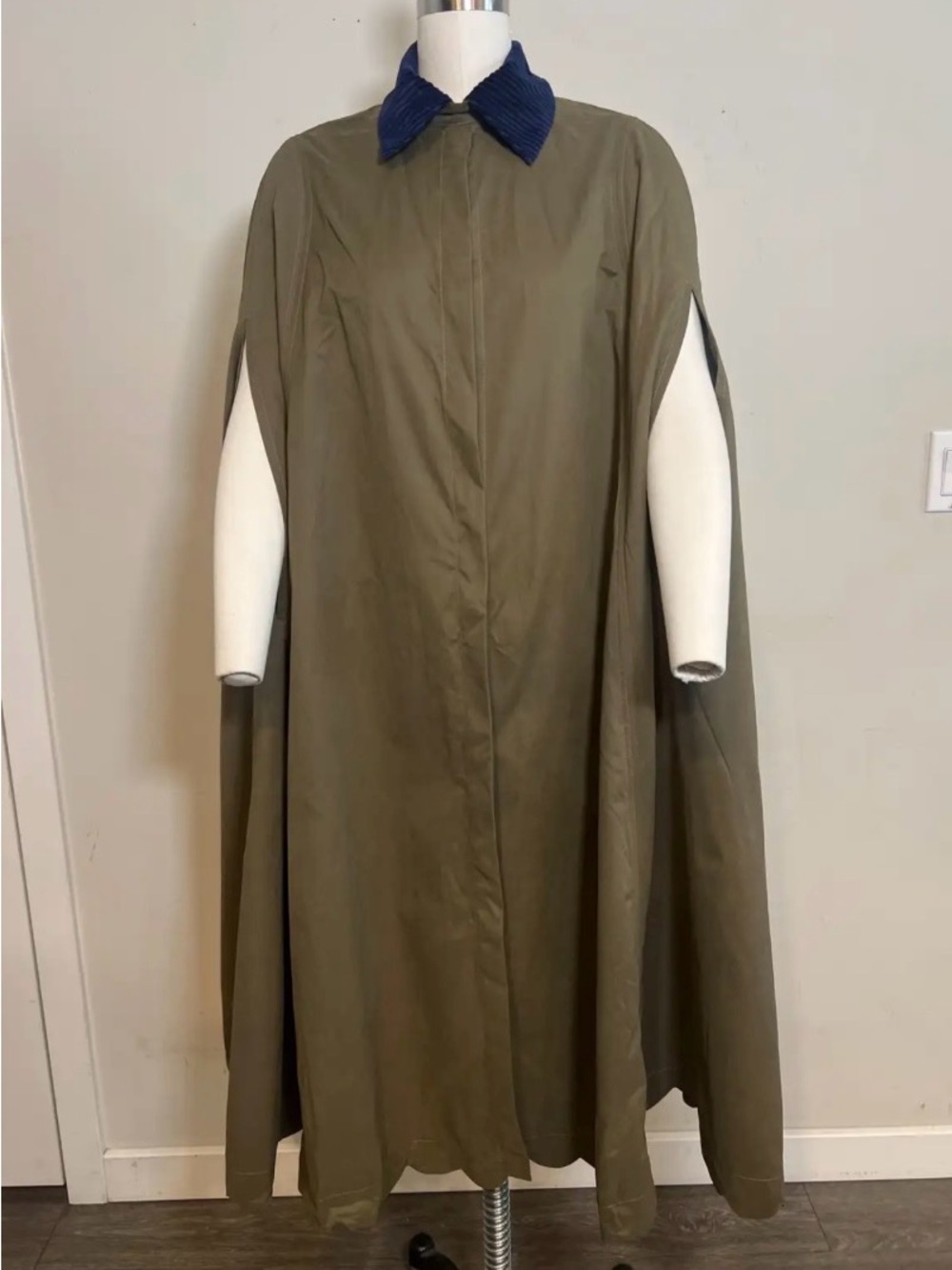 One size NWT Olive Green Cedric Cape Coat with Navy Corduroy Collar